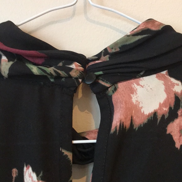 Vince Camuto Front wrap blouse - Picture 6 of 7